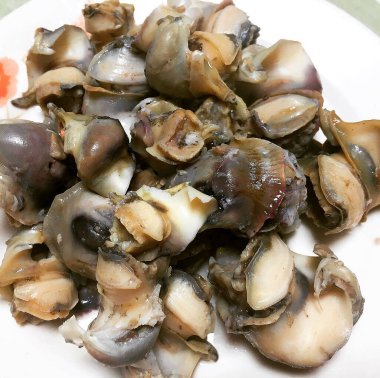 Pazarda taze balığa yakın durun.