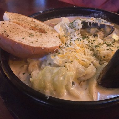 Peynirli, pastırmalı ve sosisli spagetti.