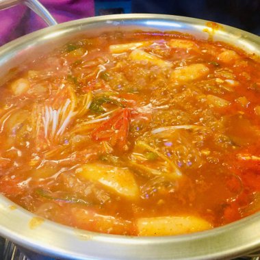 Çin yemeklerini tencereye koy.