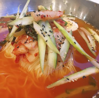 Lezzetli Asya yemeklerinin yakın görüntüsü