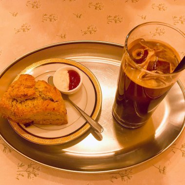 Dondurmalı bir bardak kahve ve beyaz bir masada bir kaşık. yüksek kaliteli fotoğraf