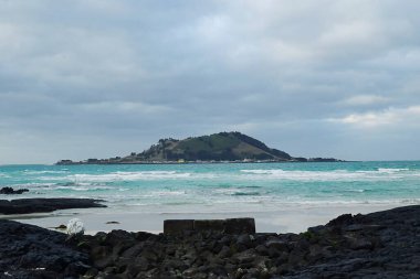 Lanzarote kıyıları volkanik bir adadır.
