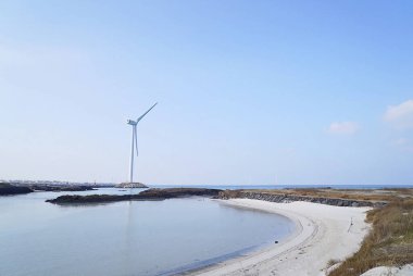 Kumsalda yel değirmenleri ve yel değirmenleri. Rüzgar enerjisi. rüzgar enerjisi.