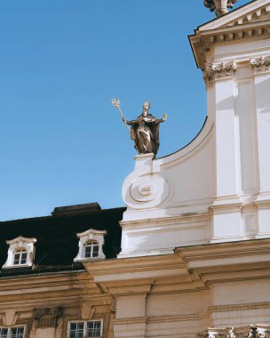 Kraliyet sarayının heykeli. Şehrin en ünlü simgesi.