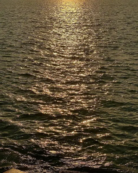 Deniz suyu yüzeyi, suda dalgalar, günbatımı