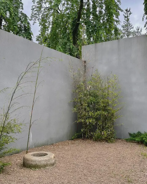 Parktaki sokakta beton çit