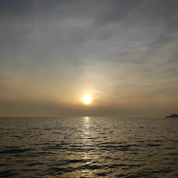 Denizin üzerinde güzel bir gün batımı