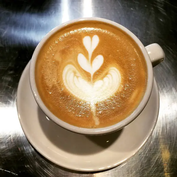 Beyaz arkaplanlı kapuçino latte sanatı