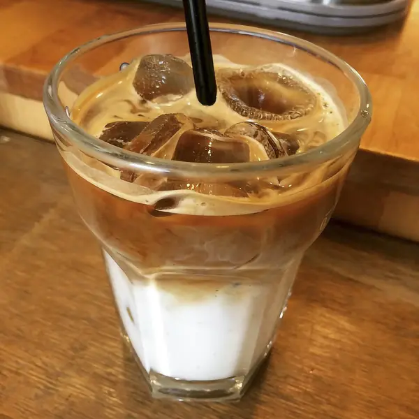 Ahşap masa üzerinde krema ile buzlu kahve