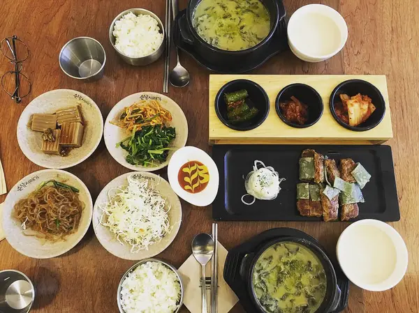 Geleneksel Çin yemekleri, üst manzara, yakın çekim.