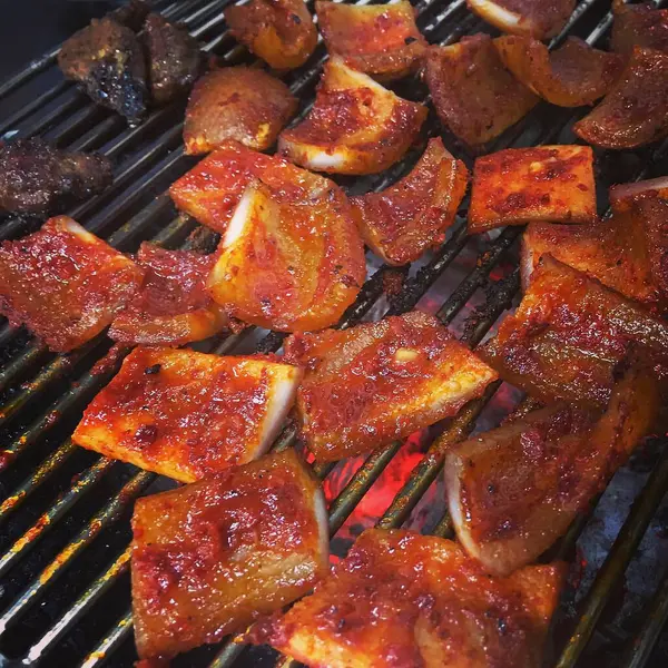 Izgarada kızarmış tavuk kanadı.