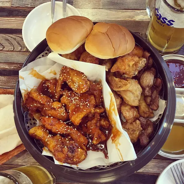 Kızarmış tavuğun mutfak fotoğrafı.