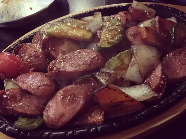 Baharatlı ve sebzeli ızgara tavuk.