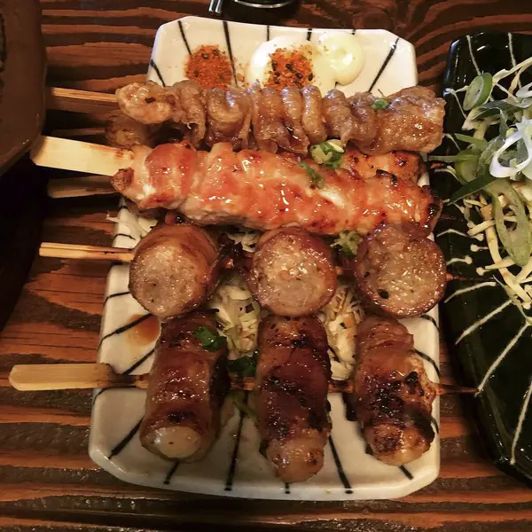 Sebze ve soslu kızarmış tavuk.