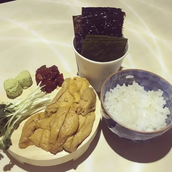 Lezzetli Asya yemeklerinin yakın görüntüsü