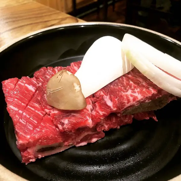 Sebze ve baharatlı biftek.