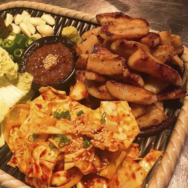 Lezzetli Asya yemeklerinin yakın görüntüsü