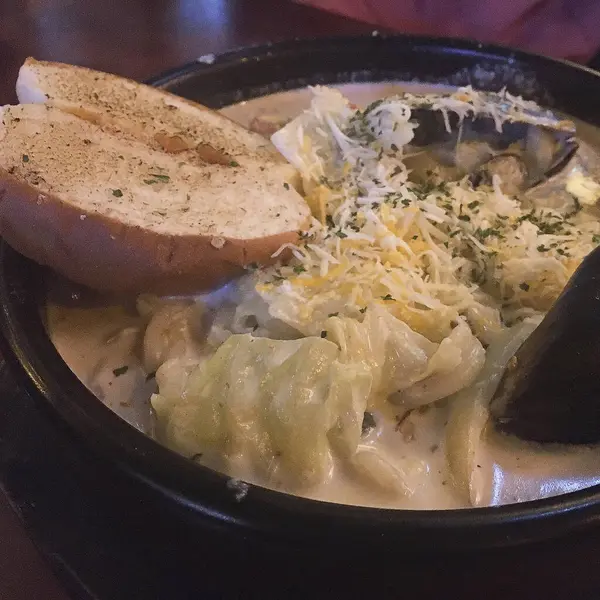 Peynirli, pastırmalı ve sosisli spagetti.