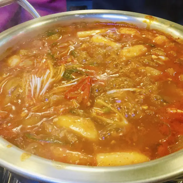 Çin yemeklerini tencereye koy.