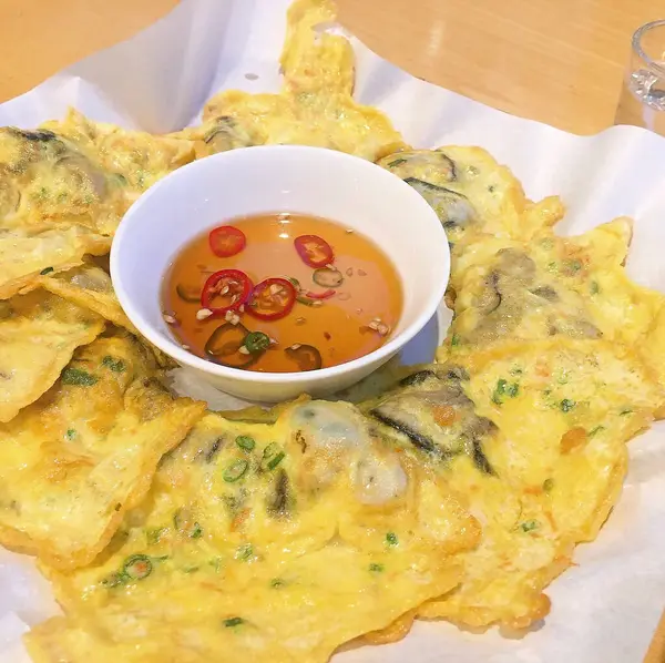 Patates ve soslu kızarmış tavuk.