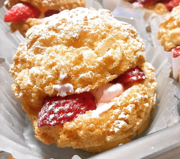 Çilekli ve vanilyalı kurabiyeler.