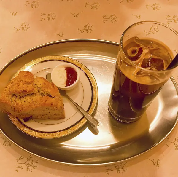 Dondurmalı bir bardak kahve ve beyaz bir masada bir kaşık. yüksek kaliteli fotoğraf