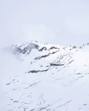 Karla kaplı dağlarla kaplı kış manzarası