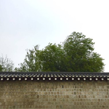 Şehirdeki eski tuğla duvar