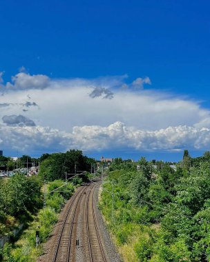 Kırsal kesimdeki tren raylarının görüntüsü