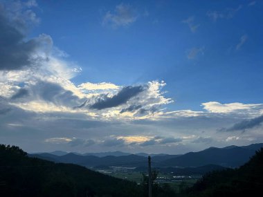 Dağın üstünde güzel bir gün batımı