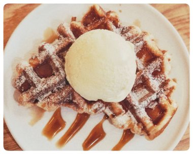 çikolata şurubu ile dondurma