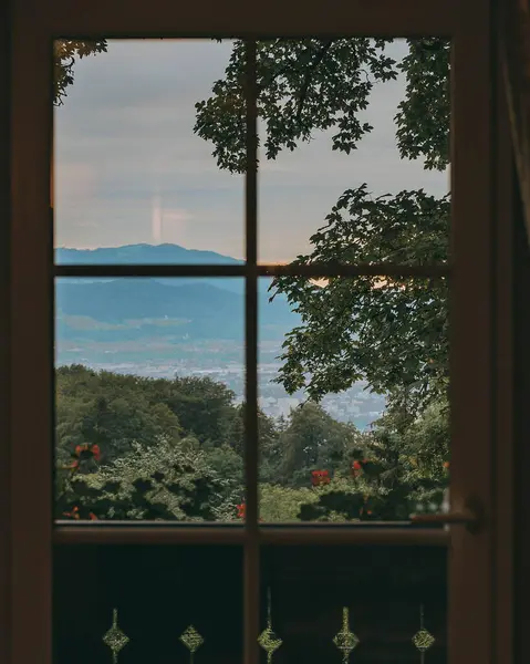 Evin penceresinin görüntüsü