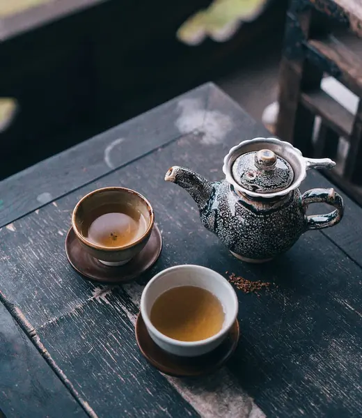 Eski bir masada çay takımı