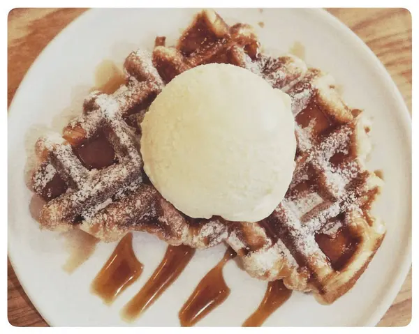 çikolata şurubu ile dondurma