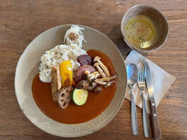 körili tavuk ve sebzeli pilav.