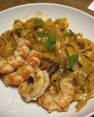 makarna karides ve sebze ile