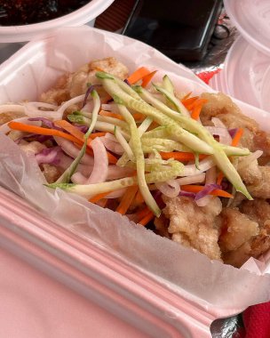 Kızarmış domuz ve pilav fotoğrafı.