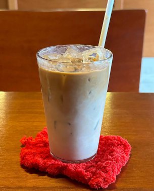 Bir fincan sıcak çikolatalı buzlu kahve..