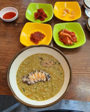 Lezzetli Asya yemeklerinin yakın görüntüsü