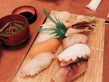 Japon yemeği mi? suşi ve sashimi.