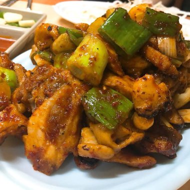 Sebze ve soslu kızarmış tavuk kanadı.