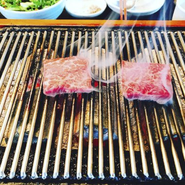 Izgara ızgarada kızarmış tavuk ve sebze.