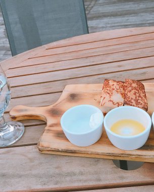 Peynirli ve kahveli lezzetli taze kek.