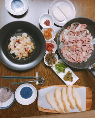 Kızarmış tavuğun mutfak fotoğrafı.