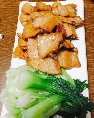 Sebze ve baharatlı ızgara domuz eti.