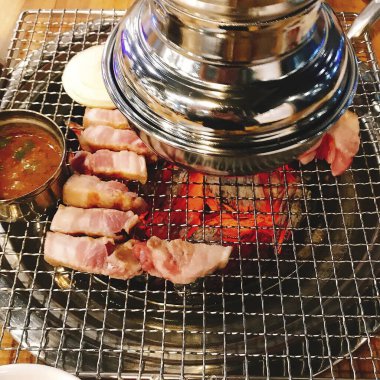 Soslu ve baharatlı ızgara domuz pirzolası.