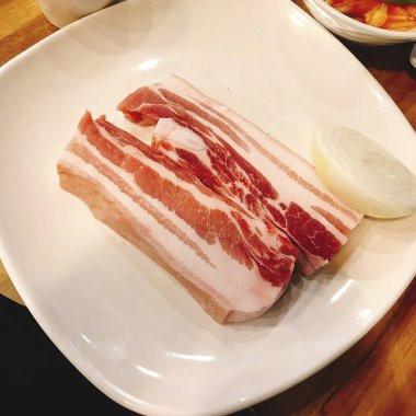 Masadaki lezzetli yiyeceklerin manzarasını kapat.