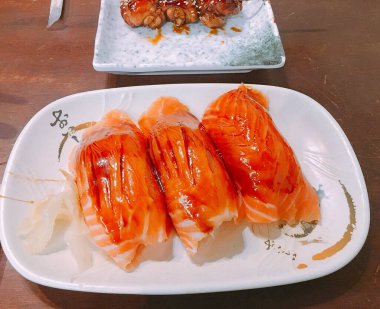 Somon ve sebzeli suşi.