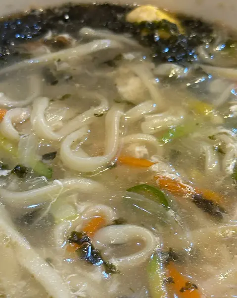 Kore yemeği, sebze çorbası ve kimchi.