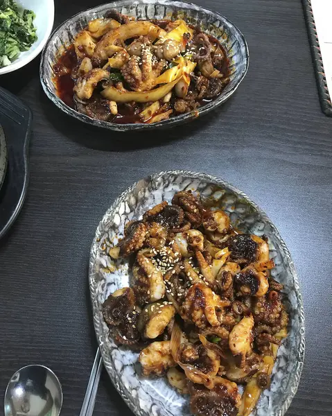 Lezzetli Asya yemeklerinin yakın görüntüsü